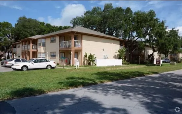 a view of a yard in front of house