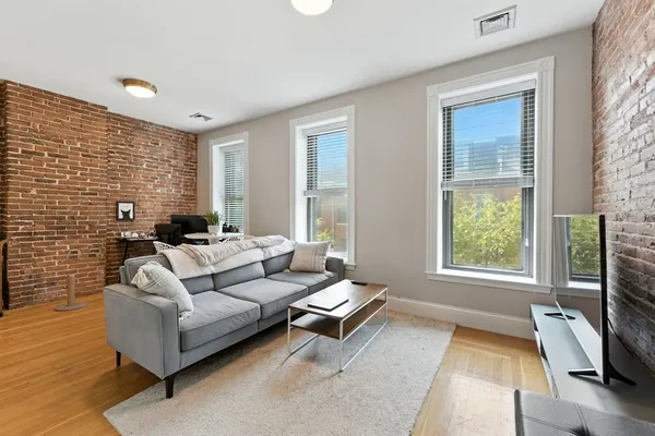 $2,300 | 19 Medford Street, Unit U2, Chelsea, MA 02150