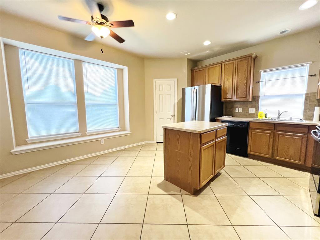 552 Kerry Street Crowley, TX 76036 - Photo 6 of 27