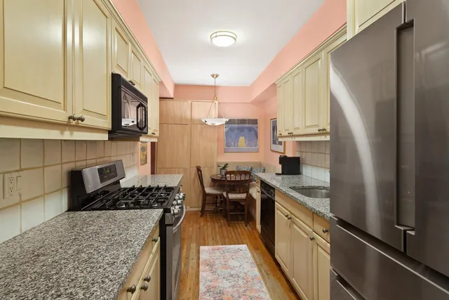 $899,000 | 205 East 78th Street, Unit 12J | Upper East Side