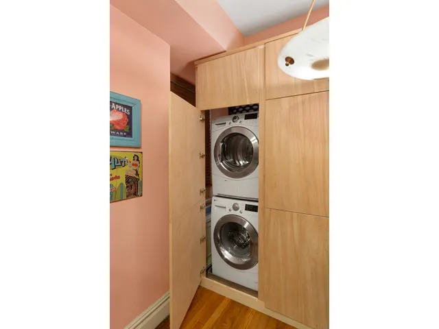 $899,000 | 205 East 78th Street, Unit 12J | Upper East Side