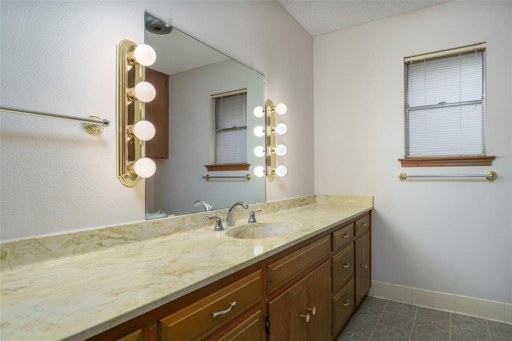 1008 Rocky Canyon Road Arlington, TX 76012 - Photo 28 of 37