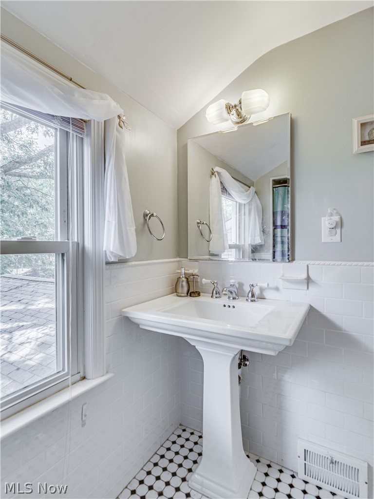 1380 Irene Road Cleveland, OH 44124 - Photo 20 of 21