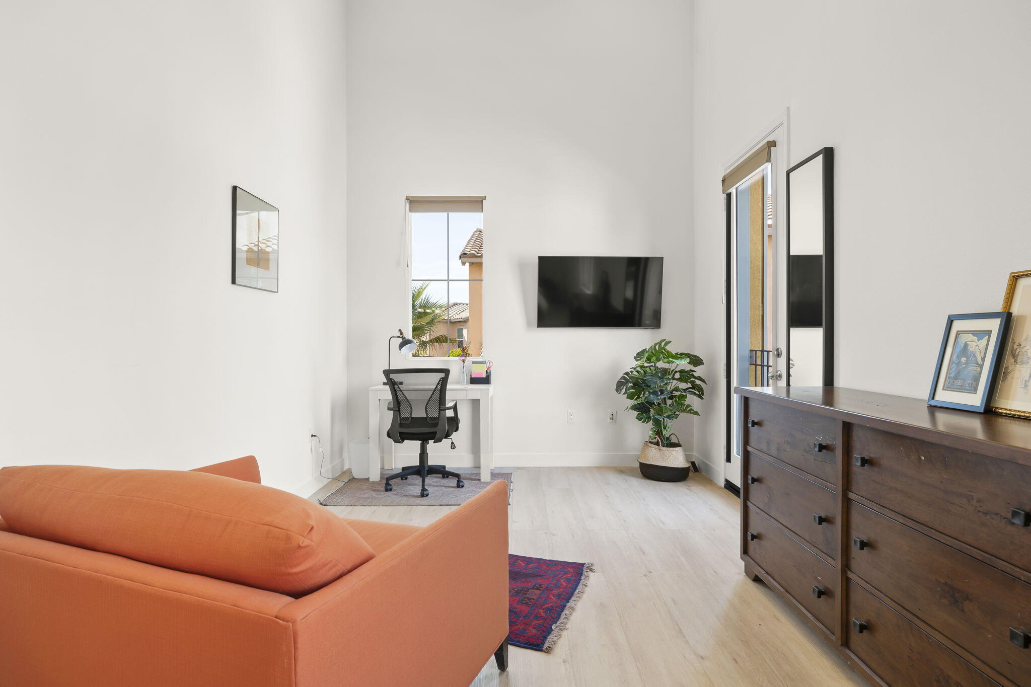 2339 Nicklaus Street Oxnard, CA 93036 - Photo 22 of 50 a living room with furniture and a flat screen tv
