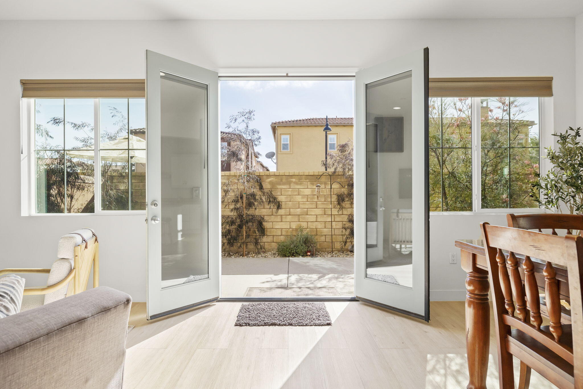 2339 Nicklaus Street Oxnard, CA 93036 - Photo 40 of 50 a spacious bedroom with a large window and a balcony