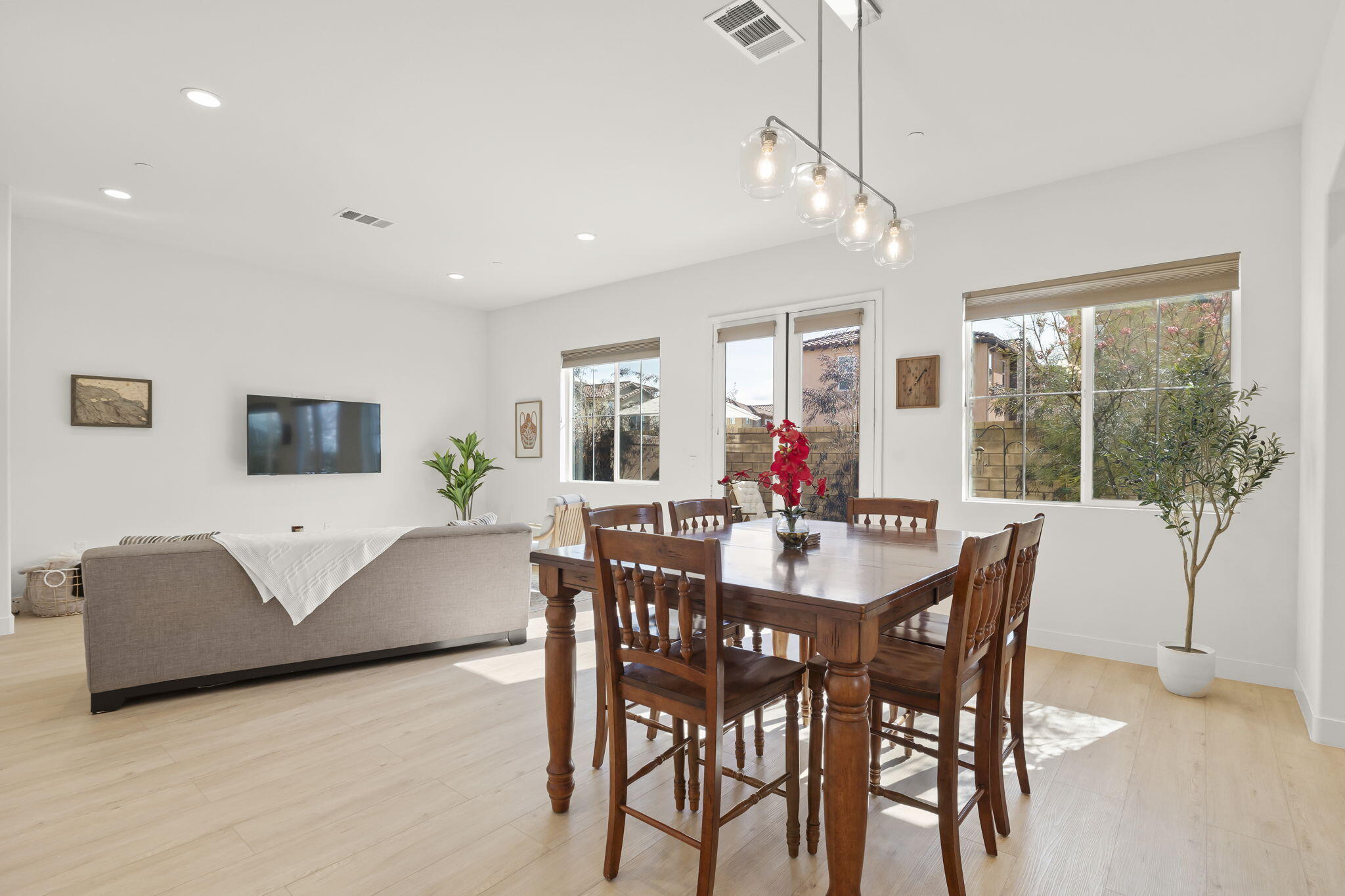 2339 Nicklaus Street Oxnard, CA 93036 - Photo 4 of 50 a view of a dining room with furniture and wooden floor
