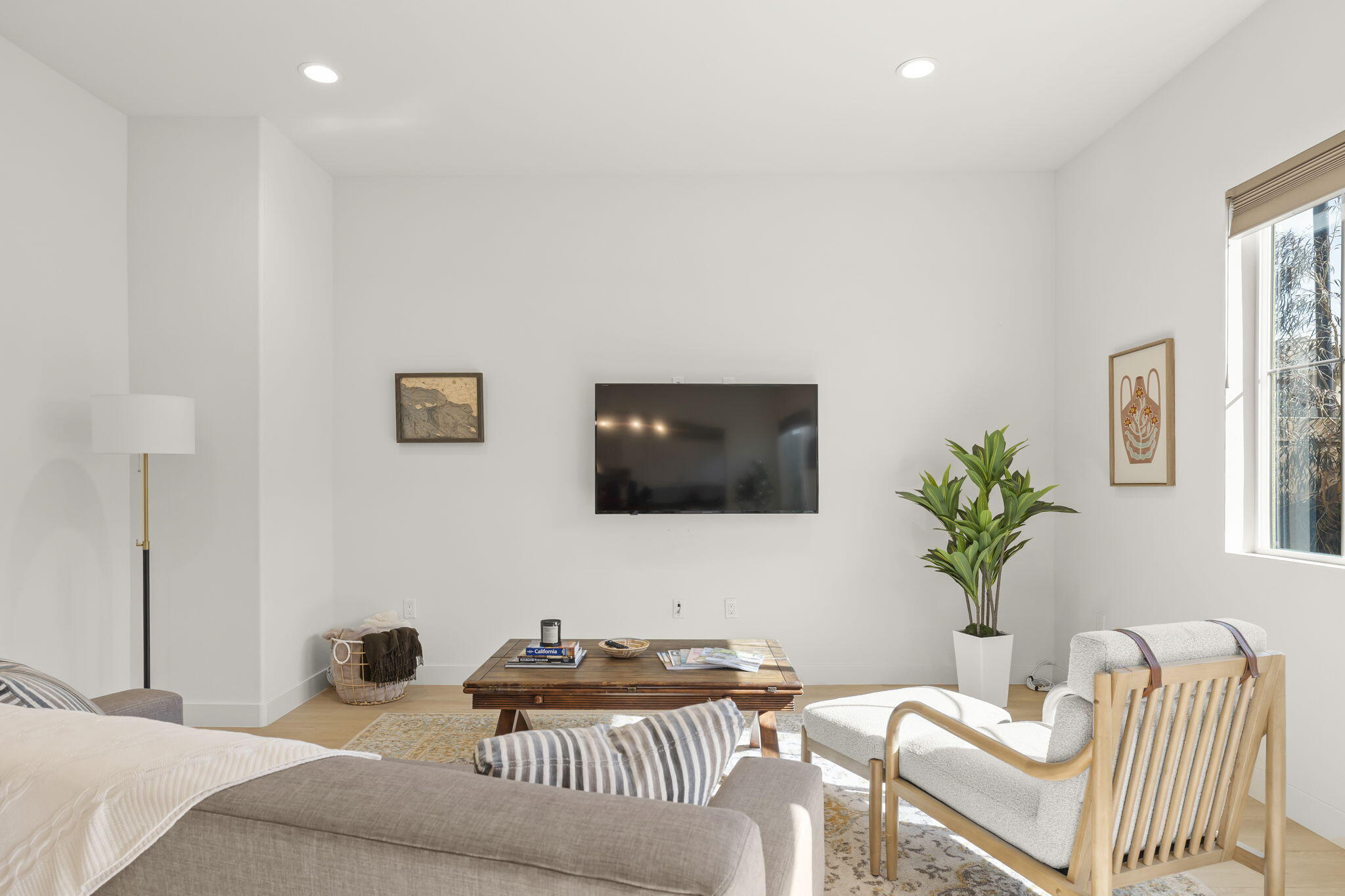 2339 Nicklaus Street Oxnard, CA 93036 - Photo 6 of 50 a living room with furniture and a flat screen tv