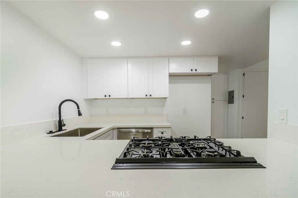 19132 Shoreline Lane, Unit 8 Huntington Beach, CA 92648 - Photo 10 of 32