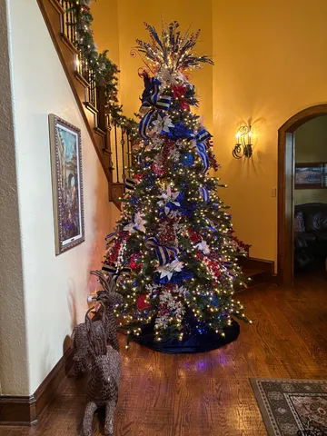 a view of a flower in a room