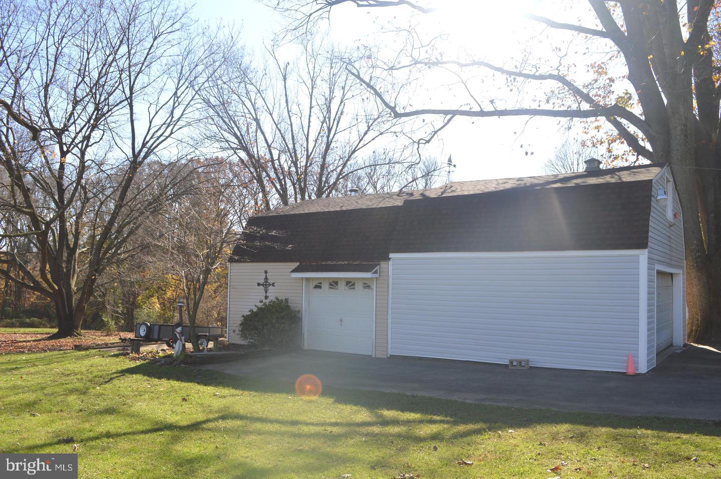 325 West Knowlton Road Media, PA 19063 - Photo 8 of 52 3 car garage side view