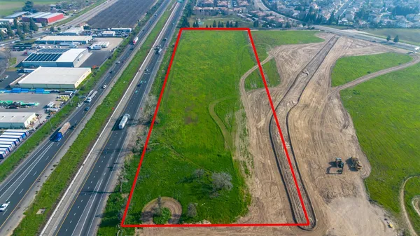 a view of a tennis court