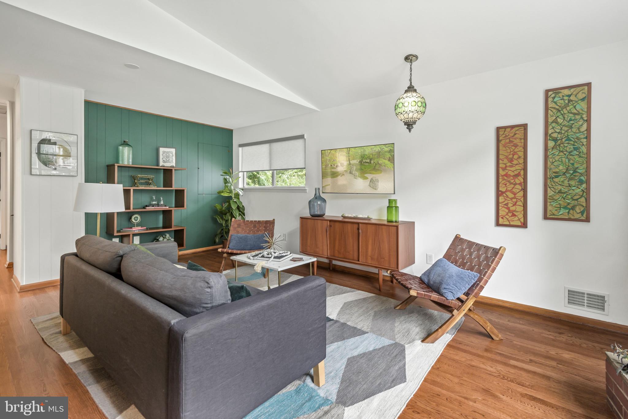 10015 Menlo Avenue Silver Spring, MD 20910 - Photo 5 of 29 Living room