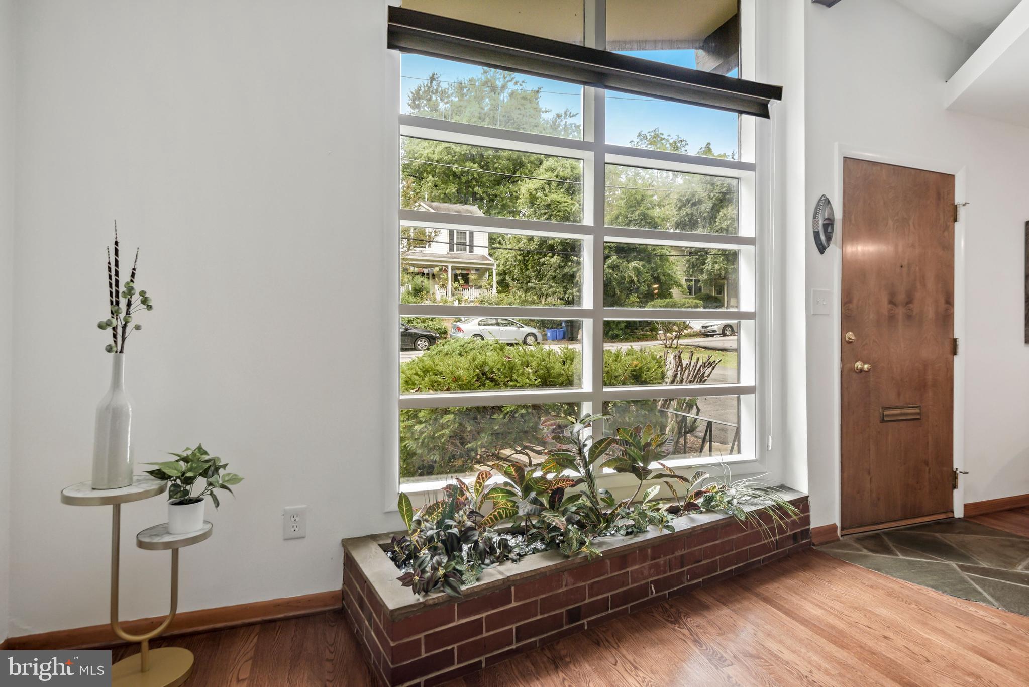 10015 Menlo Avenue Silver Spring, MD 20910 - Photo 8 of 29 Front entry with unique built-in planter