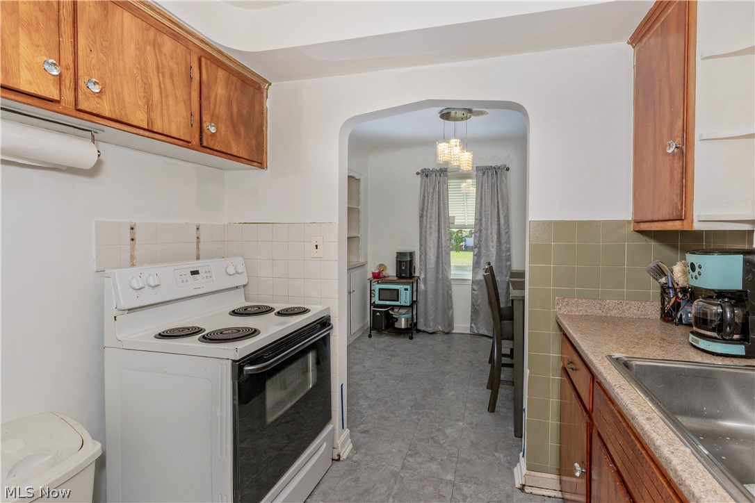 5659 Shawnee Road Lyndhurst, OH 44124 - Photo 9 of 33 Kitchen (appliances stay)