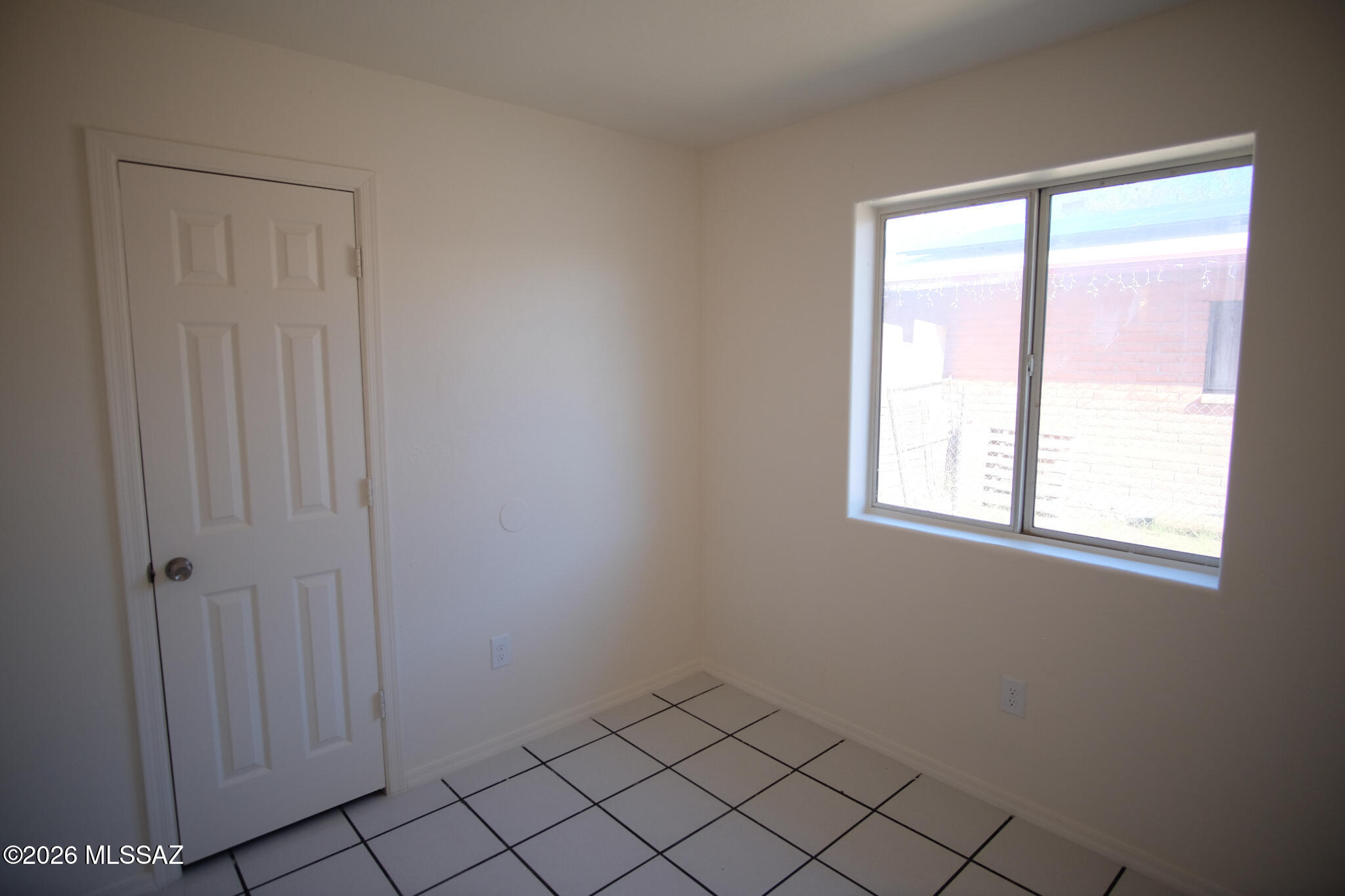 345 East Delta Road Tucson, AZ 85706 - Photo 15 of 45 an empty room with windows