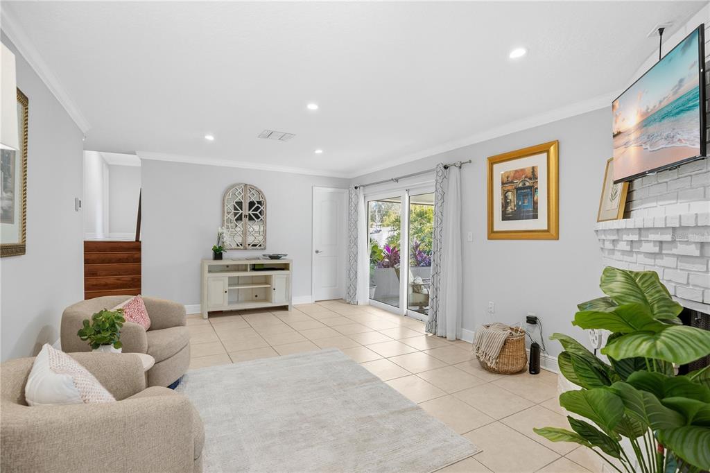 557 Karen Avenue Altamonte Springs, FL 32701 - Photo 13 of 35 a living room with furniture and a potted plant