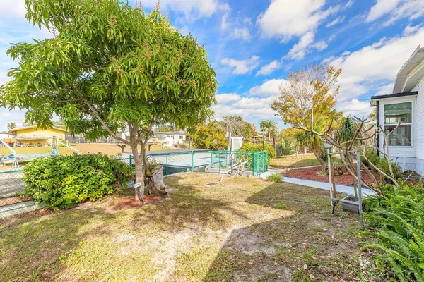 a view of a backyard