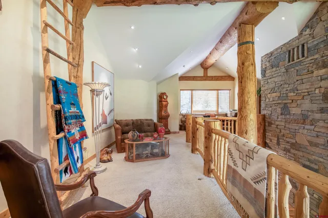 a view of entryway with furniture