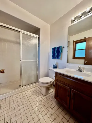 a view of a livingroom with a ceiling fan and closet