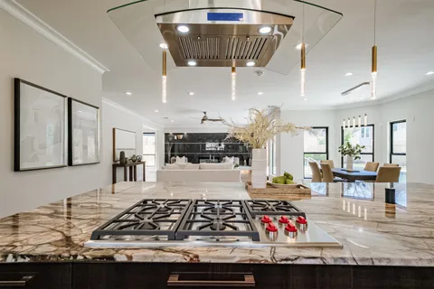 $940,000 | 502 Lee Shore Lane, Houston, TX 77079