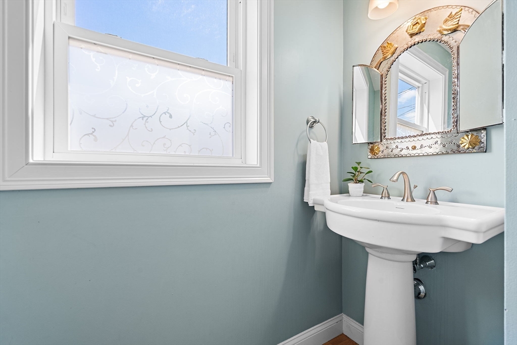 61 Parmenter Road, Unit 1 Waltham, MA 02453 - Photo 11 of 31