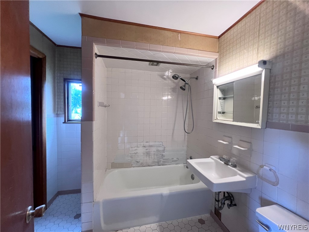199 Potters Road Buffalo, NY 14220 - Photo 21 of 31 Bathroom upstairs