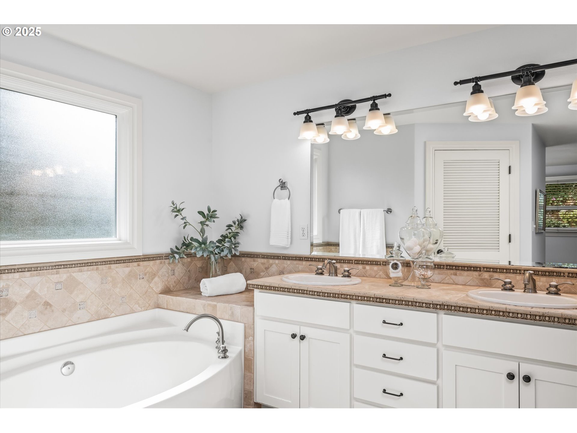 1705 Fairmount Boulevard Eugene, OR 97403 - Photo 24 of 48 a bathroom with a bathtub a sink and a window
