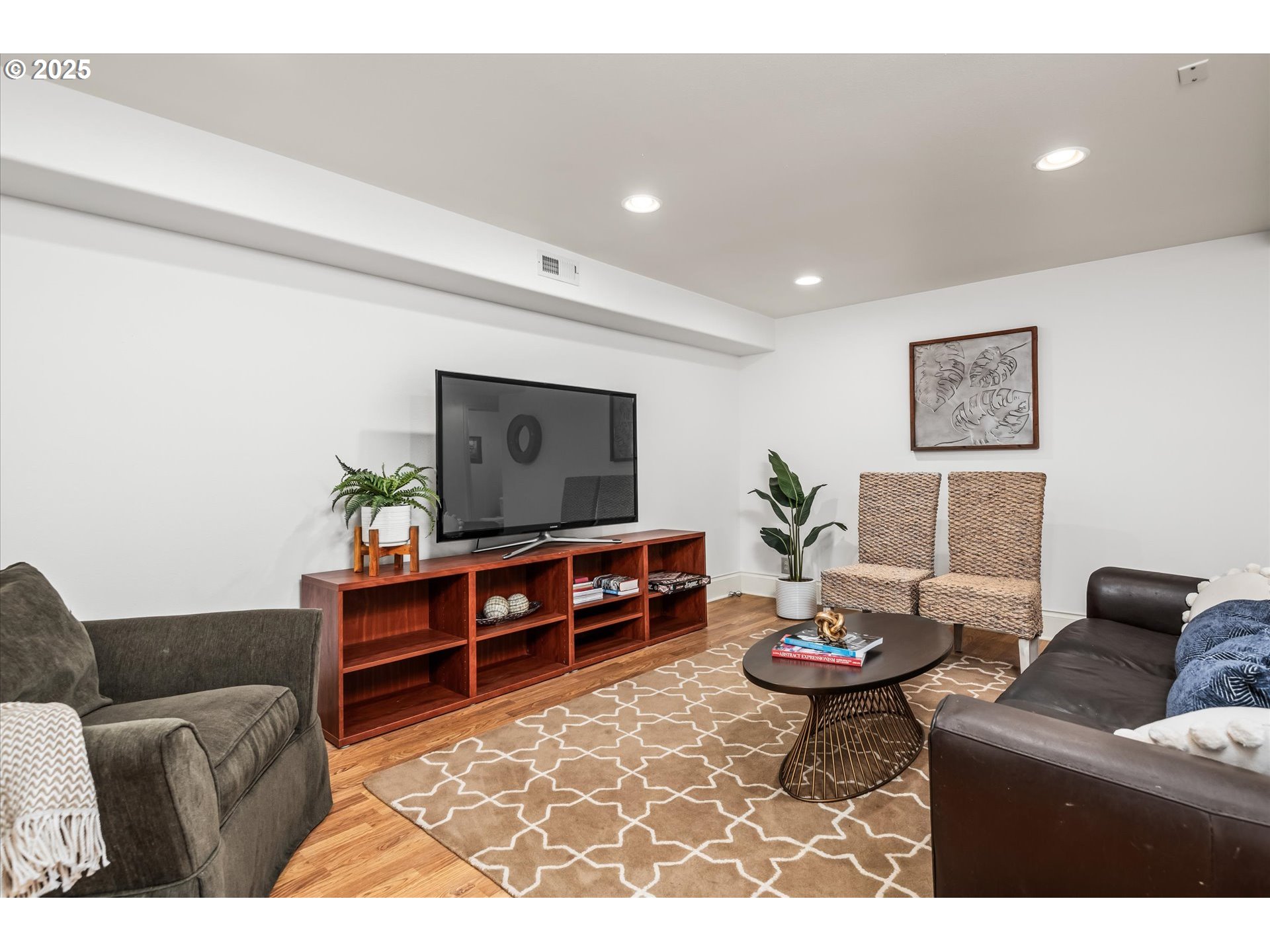 1705 Fairmount Boulevard Eugene, OR 97403 - Photo 28 of 48 a living room with furniture and a flat screen tv