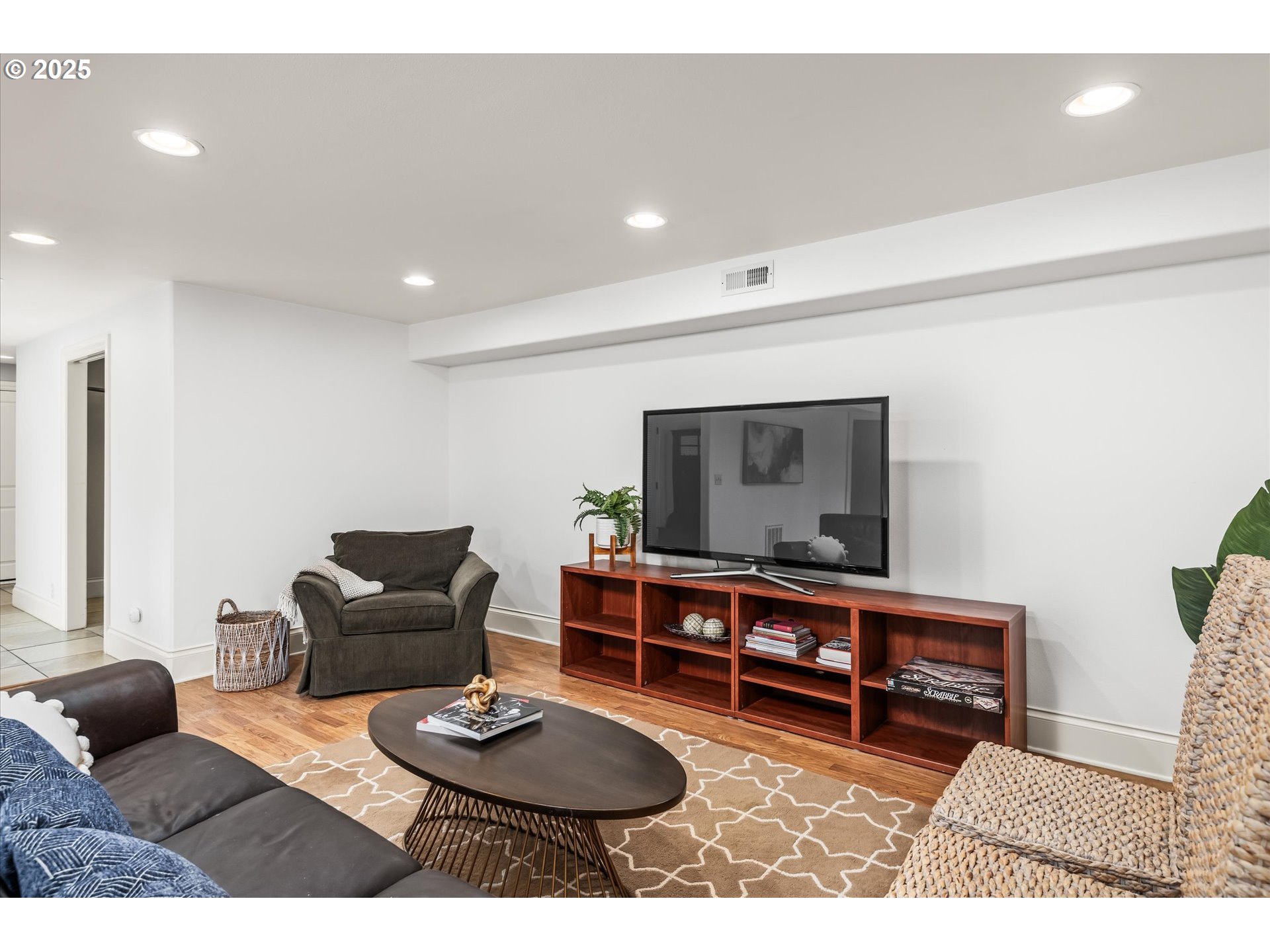 1705 Fairmount Boulevard Eugene, OR 97403 - Photo 29 of 48 a living room with furniture and a flat screen tv
