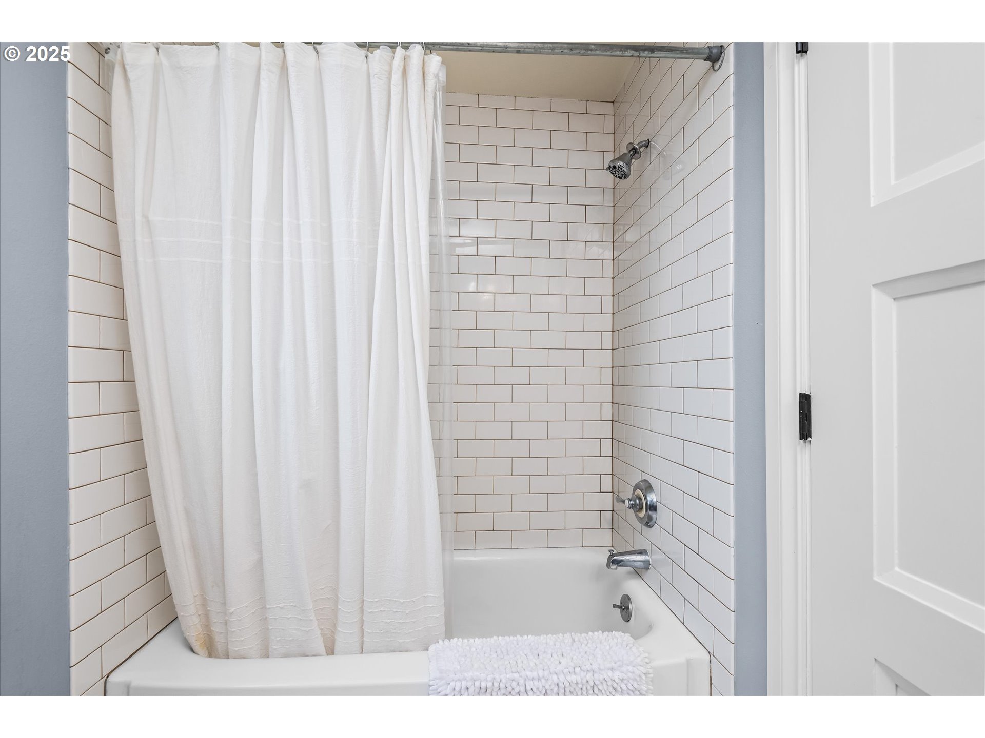 1705 Fairmount Boulevard Eugene, OR 97403 - Photo 37 of 48 a bathroom with a shower and a tub