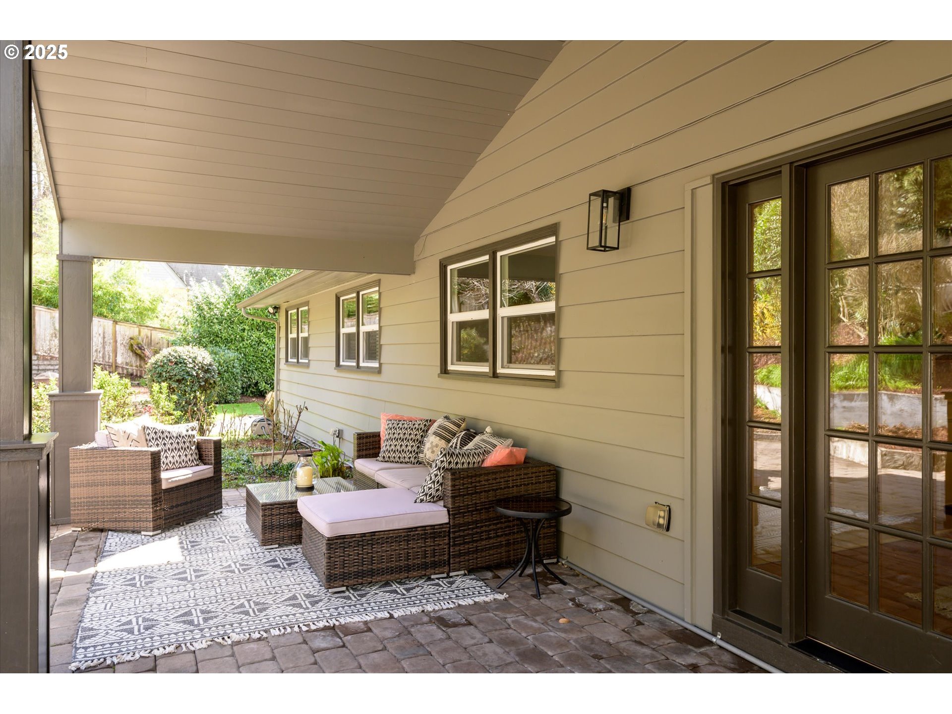 1705 Fairmount Boulevard Eugene, OR 97403 - Photo 41 of 48 a living room with furniture and a window