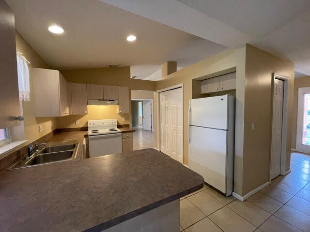 2675 Southwest Ann Arbor Road Port St. Lucie, FL 34953 - Photo 6 of 27 kitchen1