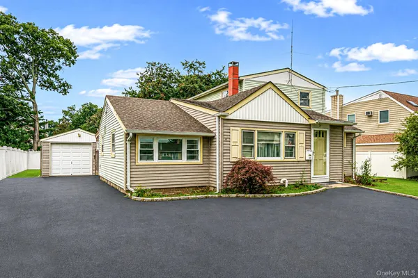 $649,000 | 35 Gwendolyn Place, East Islip, NY 11730