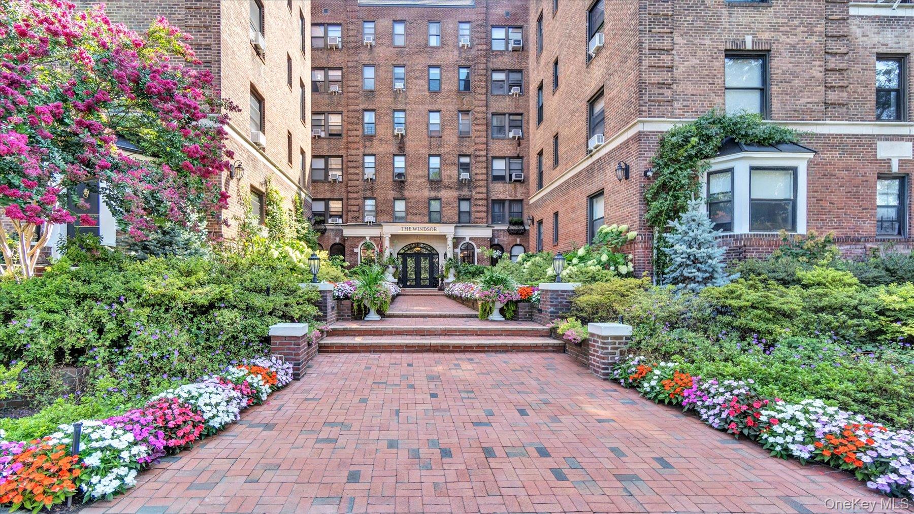 21 Barstow Road, Unit 6C Great Neck, NY 11021 - Photo 22 of 28