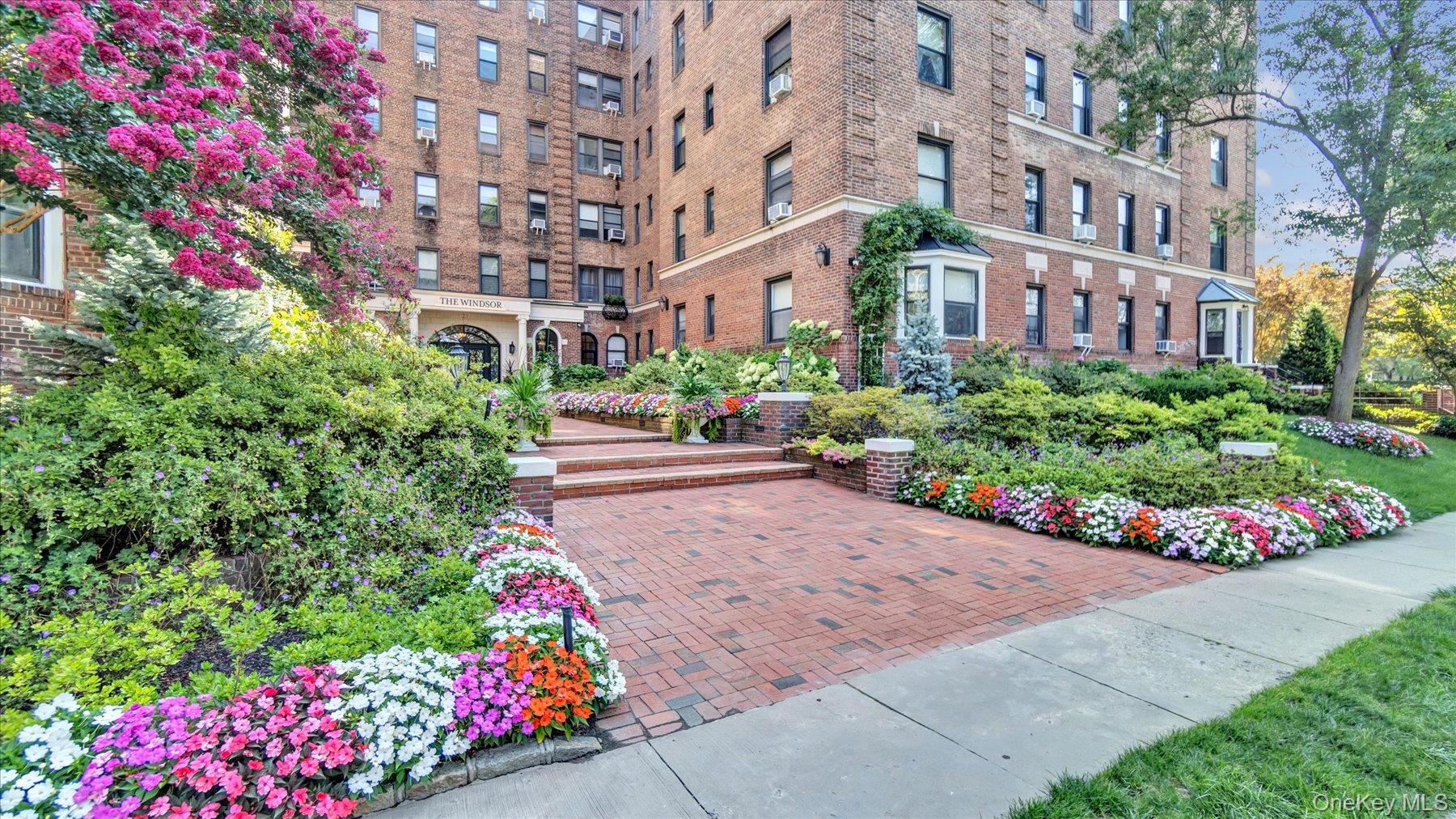 21 Barstow Road, Unit 6C Great Neck, NY 11021 - Photo 23 of 28