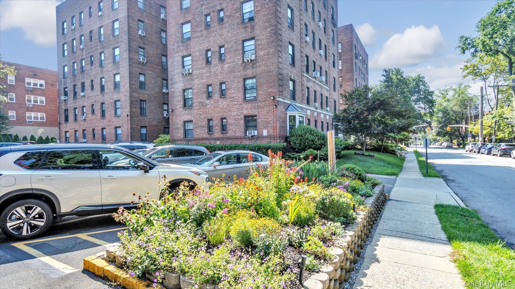 21 Barstow Road, Unit 6C Great Neck, NY 11021 - Photo 24 of 28