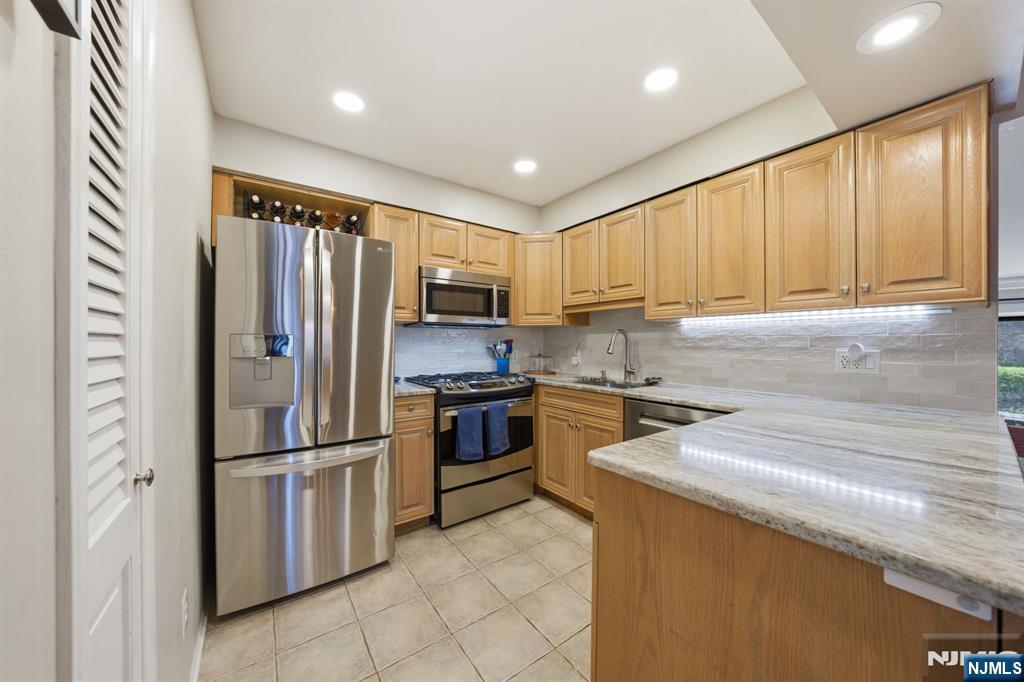 166 Sandcastle Key Secaucus, NJ 07094 - Photo 12 of 35