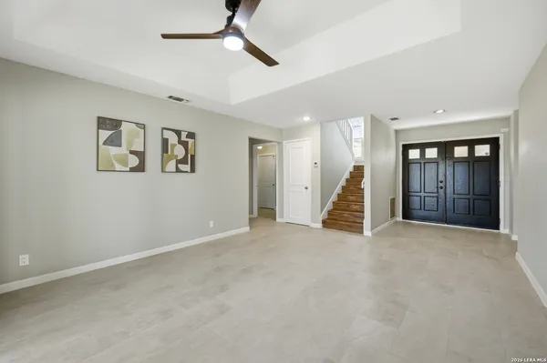 a view of an empty room with closet and a ceiling fan