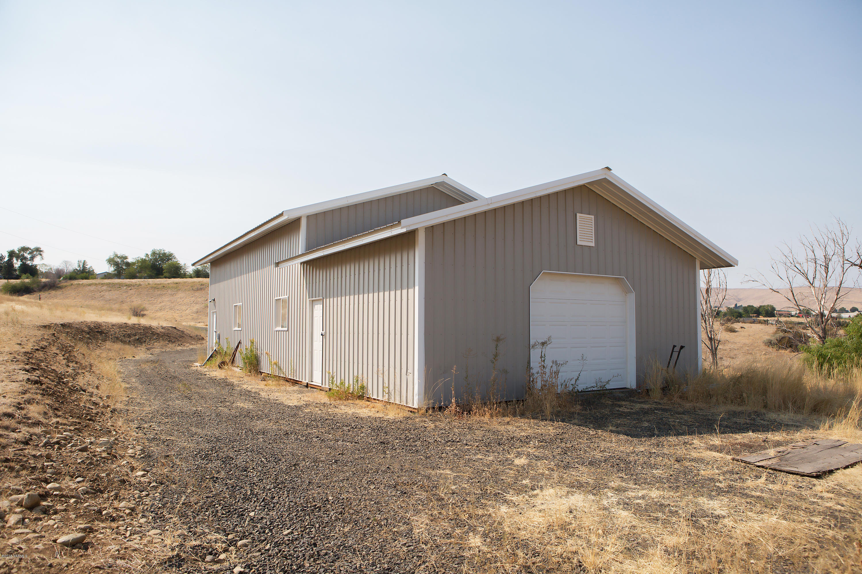 13077 Douglas Road Yakima, WA 98908 - Photo 4 of 35 a backyard of house with wooden fence