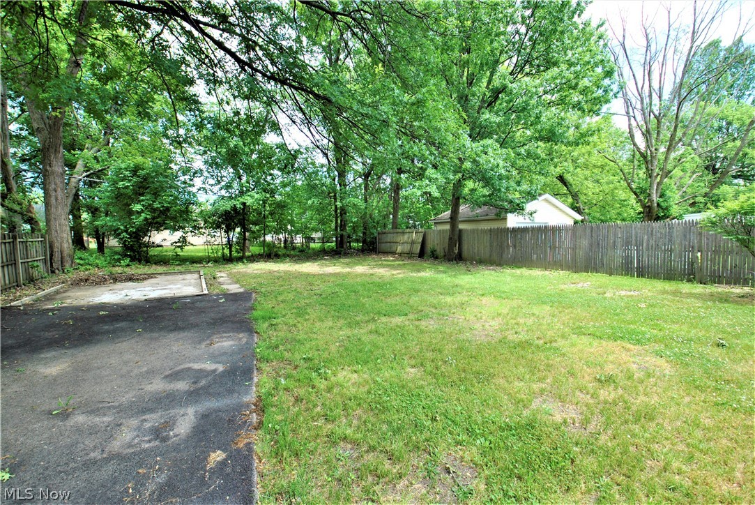 2549 Greenvale Road Cleveland, OH 44121 - Photo 13 of 15