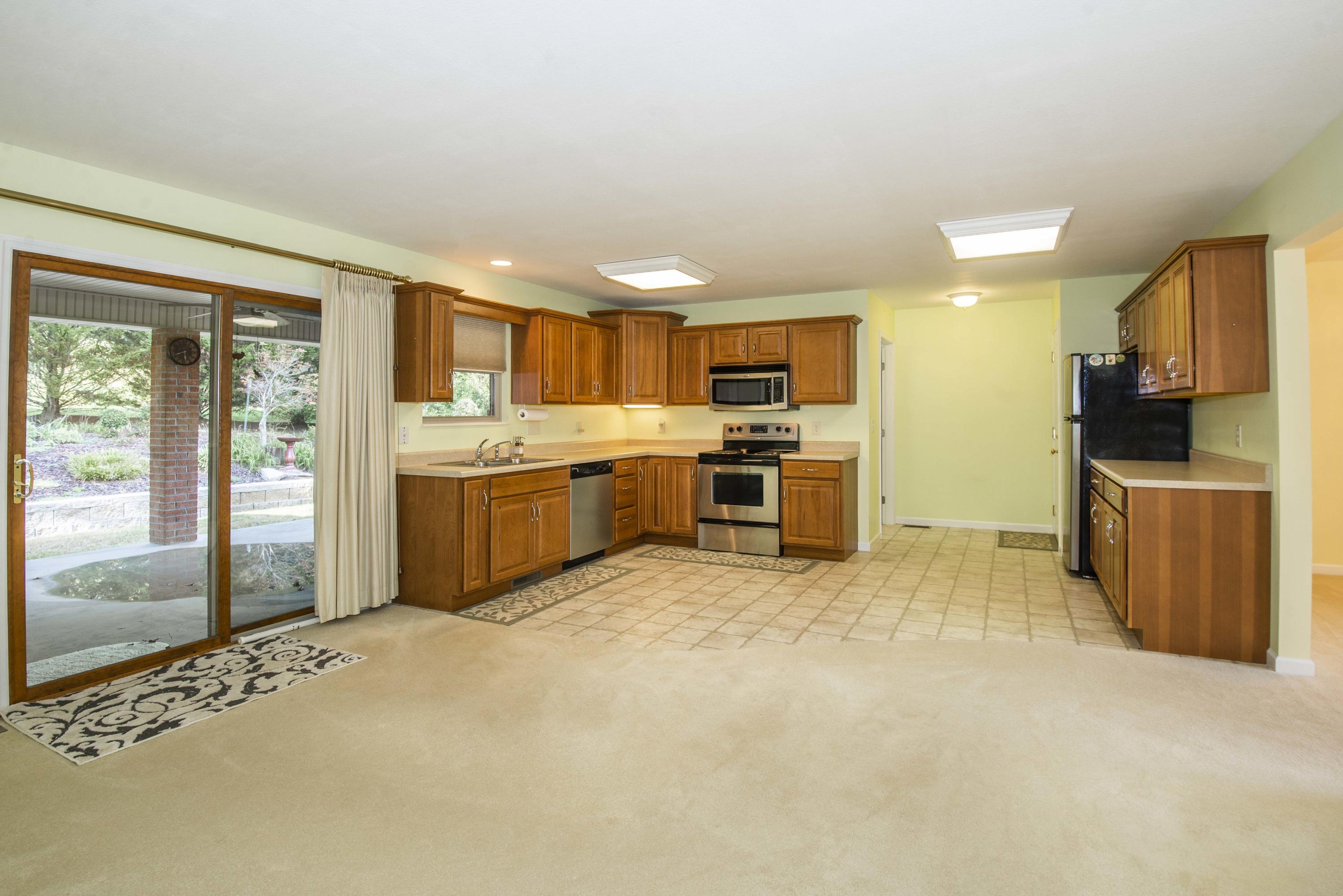 123 Cascade Lane Oak Ridge, TN 37830 - Photo 7 of 37 Kitchen and dining_1