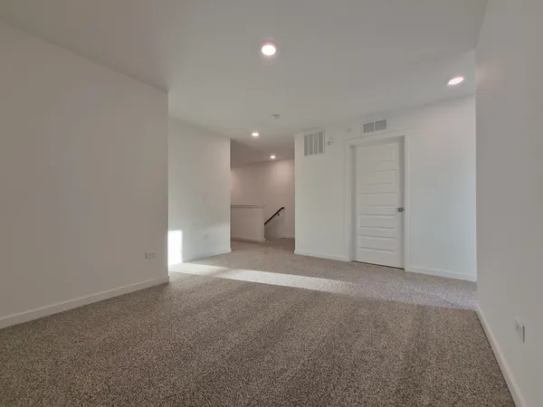 $2,600 | 2268 Barbera Drive, Unit 2268, Oswego, IL 60543