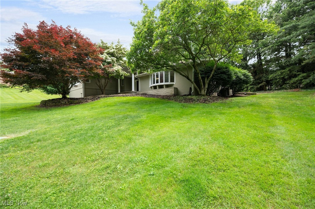 2711 Glenmont Road Northwest Canton, OH 44708 - Photo 3 of 42 View of green lawn