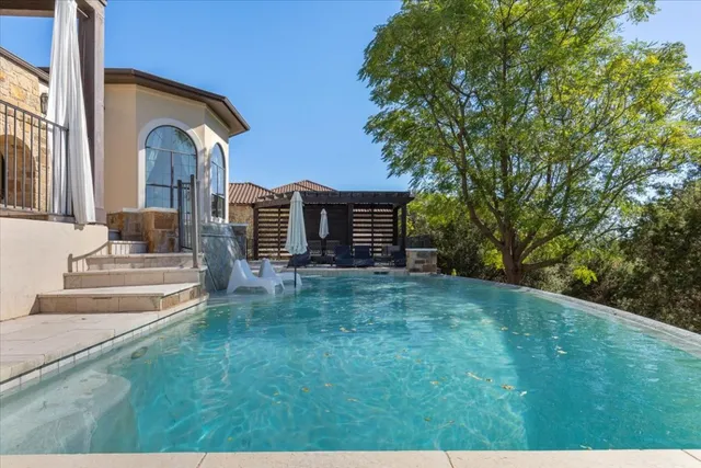 a view of a house with a backyard