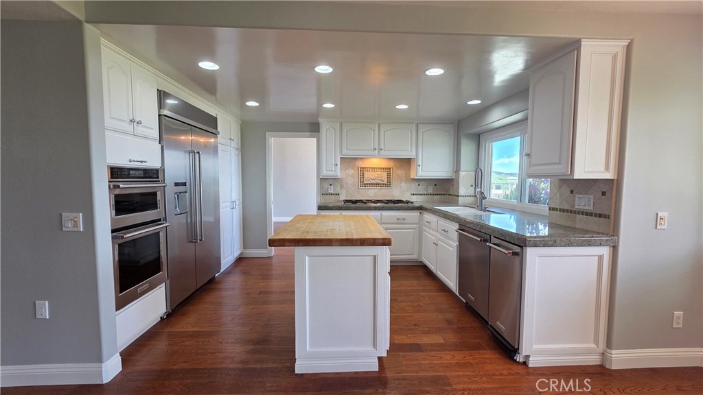 8 Miranda Irvine, CA 92603 - Photo 11 of 32 a kitchen with granite countertop a stove top oven and cabinets