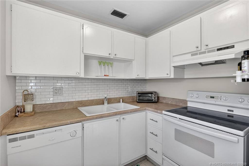 2600 Southeast Ocean Boulevard, Unit M10 Stuart, FL 34996 - Photo 7 of 36 Pristine white kitchen.