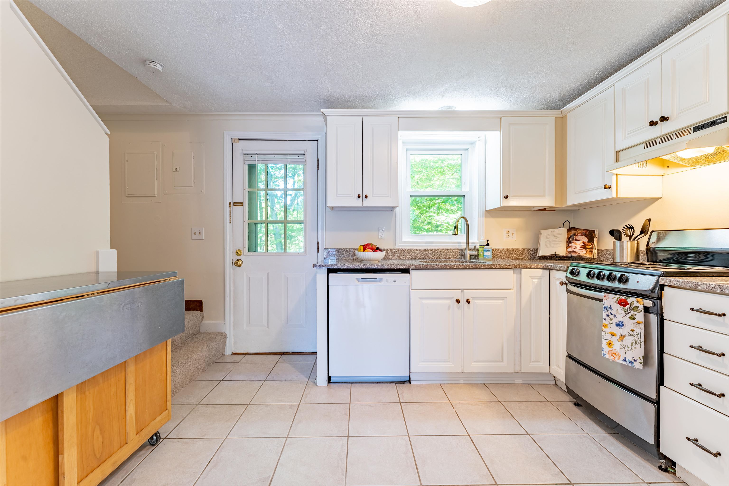 111 Stonegate Lane Derry, NH 03038 - Photo 8 of 25