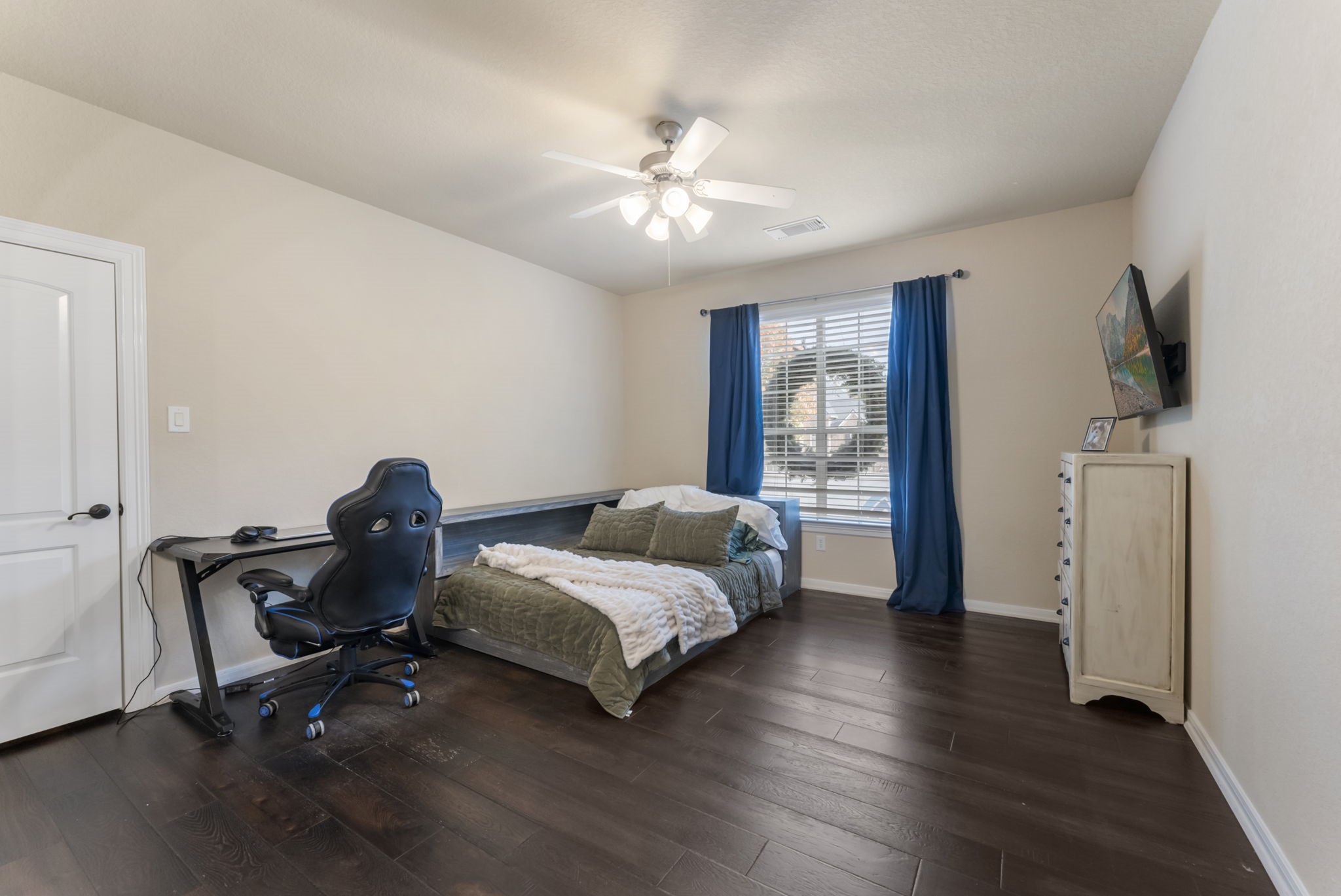 6 Lagato Place Spring, TX 77382 - Photo 28 of 42 This bedroom offers a clean, open layout with ample room for a bed, desk, or lounge area. Large windows provide natural light throughout the day.