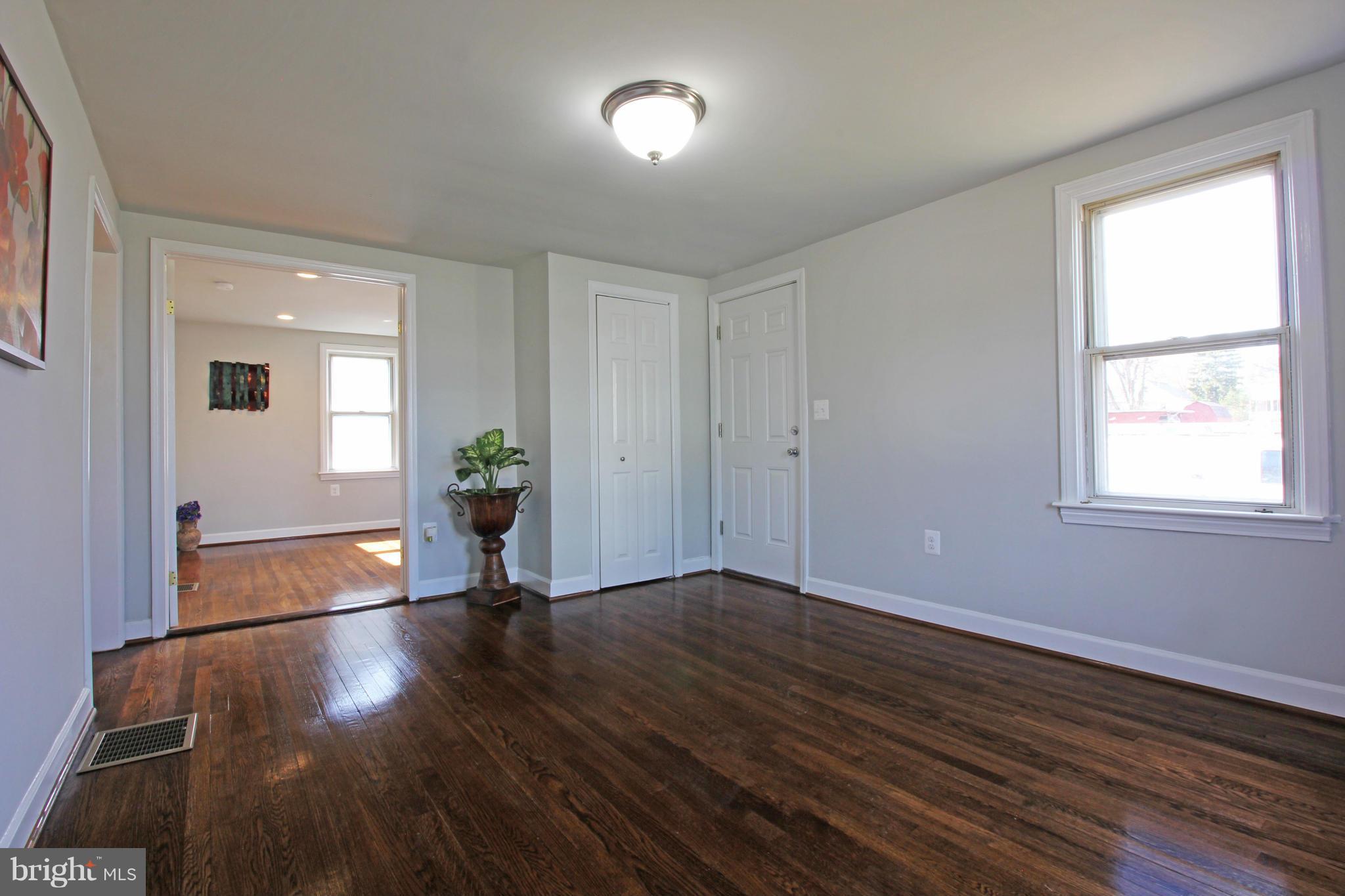 15 Patapsco Road Linthicum, MD 21090 - Photo 3 of 11 Living Room