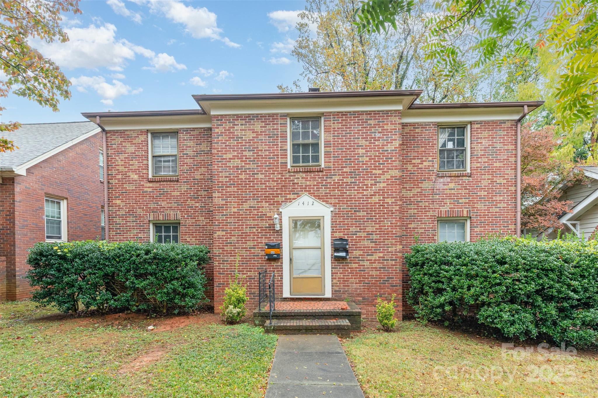 1412 Kenilworth Avenue Charlotte, NC 28203 - Photo 2 of 25 a front view of a house with a yard